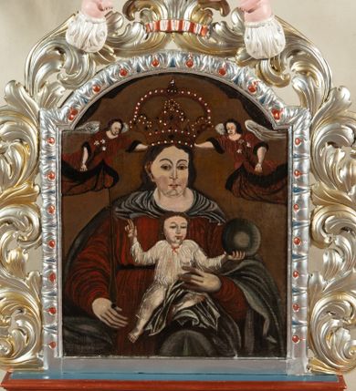 Zdjęcie nr 1: Feretron dwustronny, z podstawą prostopadłościenną, profilowaną, z otworami na drążki. Na podstawie obrazy z przedstawieniem Matki Boskiej z Dzieciątkiem oraz św. Jana Chrzciciela ujęte drewnianą ramą ze złoconej i srebrzonej wici akantowej spiętej u góry koroną trzymaną przez dwa putta. Matka Boska lewą ręką przytrzymuje Dzieciątko siedzące na jej lewej nodze, w prawej ręce trzyma berło. Ma podłużną twarz o półokrągłych, równych brwiach, ciemnych oczach, wąskim nosie, niewielkich ustach i zaznaczonych policzkach. Jest ubrana w czerwoną suknię i ziemnoszary płaszcz. Na głowie ma zamkniętą, kameryzowaną koronę przytrzymywaną przez dwa anioły w długich, czewrono-czarnych sukniach, trzymające kwiaty lilii. Dzieciątko ukazane frontalnie, prawą rączkę unosi w geście błogosławieństwa, w lewej trzyma kulę. Owalną twarz o ostrych rysach okalają pukle jasnobrązowych włosów. Dzieciątko  jest ubrane w cienką, białą sukienkę związaną pod szyją czerwoną wstążeczką. Tło obrazu jednolite, ciemnobrązowe.  
Z drugiej strony feretronu św. Jan Chrzciciel, ukazany w całej postaci, w wykroku na prawą nogę i głową przechyloną na lewe ramię. Prawą ręką trzyma długie drzewce zakończone krzyżem z przewiązaną banderolą z napisem „ECCE AGNUS DEI”, lewą unosi przed krzyżem. Ma szczupłą, owalną twarz z wąskim nosem i dużymi, ciemnymi oczami. Nosi wąsy i krótką brodę, a długie włosy spływają mu na plecy. Święty ma czerwony płaszcz przerzucony przez prawe przedramię, otaczający biodra i nogi. U jego stóp, po lewej stronie kompozycji leży baranek. Święty Jan został ukazany na tle pejzażu z drzewami i zabudowaniami. 
