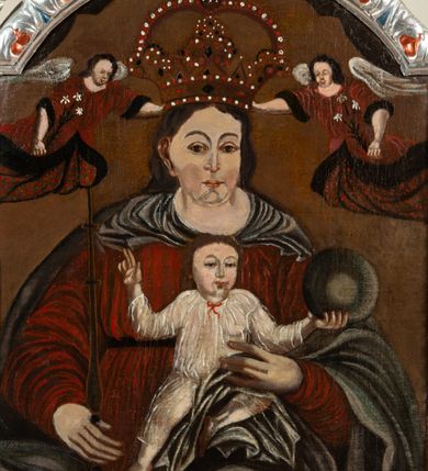 Zdjęcie nr 2: Feretron dwustronny, z podstawą prostopadłościenną, profilowaną, z otworami na drążki. Na podstawie obrazy z przedstawieniem Matki Boskiej z Dzieciątkiem oraz św. Jana Chrzciciela ujęte drewnianą ramą ze złoconej i srebrzonej wici akantowej spiętej u góry koroną trzymaną przez dwa putta. Matka Boska lewą ręką przytrzymuje Dzieciątko siedzące na jej lewej nodze, w prawej ręce trzyma berło. Ma podłużną twarz o półokrągłych, równych brwiach, ciemnych oczach, wąskim nosie, niewielkich ustach i zaznaczonych policzkach. Jest ubrana w czerwoną suknię i ziemnoszary płaszcz. Na głowie ma zamkniętą, kameryzowaną koronę przytrzymywaną przez dwa anioły w długich, czewrono-czarnych sukniach, trzymające kwiaty lilii. Dzieciątko ukazane frontalnie, prawą rączkę unosi w geście błogosławieństwa, w lewej trzyma kulę. Owalną twarz o ostrych rysach okalają pukle jasnobrązowych włosów. Dzieciątko  jest ubrane w cienką, białą sukienkę związaną pod szyją czerwoną wstążeczką. Tło obrazu jednolite, ciemnobrązowe.  
Z drugiej strony feretronu św. Jan Chrzciciel, ukazany w całej postaci, w wykroku na prawą nogę i głową przechyloną na lewe ramię. Prawą ręką trzyma długie drzewce zakończone krzyżem z przewiązaną banderolą z napisem „ECCE AGNUS DEI”, lewą unosi przed krzyżem. Ma szczupłą, owalną twarz z wąskim nosem i dużymi, ciemnymi oczami. Nosi wąsy i krótką brodę, a długie włosy spływają mu na plecy. Święty ma czerwony płaszcz przerzucony przez prawe przedramię, otaczający biodra i nogi. U jego stóp, po lewej stronie kompozycji leży baranek. Święty Jan został ukazany na tle pejzażu z drzewami i zabudowaniami. 
