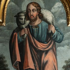 Zdjęcie nr 1: Obraz z dwóch połączonych desek, w formie stojącego prostokąta zamkniętego łukiem półkolistym nadwieszonym, w profilowanej, złoconej ramie, dekorowanej perełkowaniem; na tablicy w formie stojącego prostokąta, z ostrokrzewem w przyłuczach. W centrum obrazu całopostaciowe przedstawienie Chrystusa, zwróconego w trzech czwartych w prawo, w kontrapoście, obiema rękami trzyma za nogi owcę niesioną na ramionach. Twarz pociągła, rysy o wyraźnym grubym konturze, podkreślone światłocieniem, zaróżowione policzki; okolona krótką brodą; wokół głowy nimb. Włosy półdługie, falowane, ściśle przylegające do głowy, z przedziałkiem na środku. Chrystus ubrany w niebieską tunikę z długimi rękawami, drapowaną w równoległe fałdy oraz jasnoczerwony płaszcz, przewieszony przez prawe ramie, otaczający postać i podtrzymywany prawa ręką, stopy bose. Fałdy szat wydobyte ciemnym konturem. Chrystus na tle krajobrazu, z horyzontem w jednej piątej wysokości kompozycji. Postać ujęta dwoma niewielkimi drzewami o pierzastych koronach. Powyżej niebo o białoszarych, kłębiastych obłokach. Kolorystyka z dominantą tonów zimnych, szaroniebieskich. Silny światłocień.