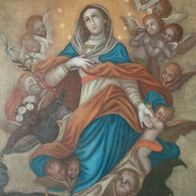 Zdjęcie nr 1: Obraz w kształcie stojącego prostokąta z przedstawieniem Matki Boskiej Niepokalanej. W centrum kompozycji Maria ponad globem, prawą stopą dociska do niego półksiężyc oraz głowę smoka, prawą ręką przytrzymuje na piersi płaszcz, lewą odwodzi do boku. Ma owalną twarz o łagodnym wyrazie, szeroko otwarte, ciemne oczy, które wznosi do góry, wąski nos i małe usta, policzki pełne. Jest ubrana w białą, przepasaną czerwonym pasem suknię, lamowaną na dekolcie i przy rękawach złotem. Na nią ma narzucony niebieski płaszcz z białym, wywinietym podbiciem w okolicach głowy i czerwonym w dolnej części. Wokół głowy ma 12 rozświetlających to miejsce gwiazd. Wokół Marii unosi się szereg uskrzydlonych główek anielskich i putt, z których jedno, czarne, przybrane różanym wiankiem trzyma kadzielnicę, a drugie, ponad nim, kwiat lilii. Smok pod stopą Niepokalanej przybiera postać ciemnozielonego potwora o długiej szyi, zawiniętym, długim ogonie i rozpostartych, postrzępionych skrzydłach; w zębach trzyma jabłko. Tło obrazu jasnożółte. 