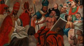 Zdjęcie nr 1: Obraz w formie stojącego prostokąta o falistym, wklęsło-wypukłym zamknięciu, ujęty profilowaną, złoconą ramą. Przedstawienie wielopostaciowe, na tle chmur, podzielone na strefy. W dolnej części wśród obłoków czterej ojcowie Kościoła i czterej ewangeliści z atrybutami, wyżej apostołowie, król Dawid i św. Barbara, w trzeciej strefie z lewej św. Józef, Matka Boska i św. Jan, pod krzyżem, pośrodku Adam i Ewa, z prawej Mojżesz z dekalogiem i postacie starotestamentowe. Najwyżej Bóg Ojciec, Chrystus z kulą świata i gołębica Ducha Świętego. Między wymienionymi najważniejszymi postacie mniej znaczących świetych, m.in. św. Floriana, św. Katarzyny ALeksandryjskiej, św. Jana Chrzciciela, św. Joachima, św. Anny. Kolorystyka intensywna, silne kontrasty, płaska plama barwna.