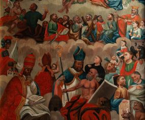 Zdjęcie nr 1: Obraz w formie stojącego prostokąta o falistym, wklęsło-wypukłym zamknięciu, ujęty profilowaną, złoconą ramą. Przedstawienie wielopostaciowe, na tle chmur, podzielone na strefy. W dolnej części wśród obłoków czterej ojcowie Kościoła i czterej ewangeliści z atrybutami, wyżej apostołowie, król Dawid i św. Barbara, w trzeciej strefie z lewej św. Józef, Matka Boska i św. Jan, pod krzyżem, pośrodku Adam i Ewa, z prawej Mojżesz z dekalogiem i postacie starotestamentowe. Najwyżej Bóg Ojciec, Chrystus z kulą świata i gołębica Ducha Świętego. Między wymienionymi najważniejszymi postacie mniej znaczących świetych, m.in. św. Floriana, św. Katarzyny ALeksandryjskiej, św. Jana Chrzciciela, św. Joachima, św. Anny. Kolorystyka intensywna, silne kontrasty, płaska plama barwna.