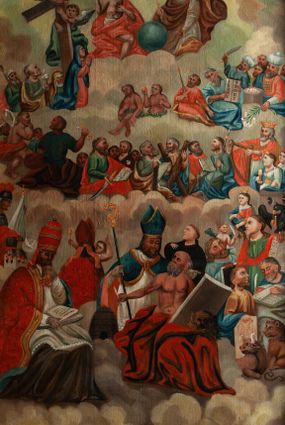 Zdjęcie nr 1: Obraz w formie stojącego prostokąta o falistym, wklęsło-wypukłym zamknięciu, ujęty profilowaną, złoconą ramą. Przedstawienie wielopostaciowe, na tle chmur, podzielone na strefy. W dolnej części wśród obłoków czterej ojcowie Kościoła i czterej ewangeliści z atrybutami, wyżej apostołowie, król Dawid i św. Barbara, w trzeciej strefie z lewej św. Józef, Matka Boska i św. Jan, pod krzyżem, pośrodku Adam i Ewa, z prawej Mojżesz z dekalogiem i postacie starotestamentowe. Najwyżej Bóg Ojciec, Chrystus z kulą świata i gołębica Ducha Świętego. Między wymienionymi najważniejszymi postacie mniej znaczących świetych, m.in. św. Floriana, św. Katarzyny ALeksandryjskiej, św. Jana Chrzciciela, św. Joachima, św. Anny. Kolorystyka intensywna, silne kontrasty, płaska plama barwna.