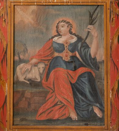 Zdjęcie nr 1: Obraz w kształcie stojącego prostokąta w drewnianej ramie imitującej opadającą po bokach tkaninę wychodzącą z centralnie na osi umieszczonej korony i związaną na narożach. W centrum postać św. Agnieszki siedzącej na trawie, prawą ręką głaszcze baranka i trzyma palmę męczeństwa w lewej. Agnieszka ma okrągłą twarz o głęboko osadzonych oczach, wąskim nosie i niewielkich ustach. Jest ubrana w niebieską suknię z ozdobnym gorsetem ze złoconymi i kameryzowanymi pasami poziomym i pionowym oraz wywiniętym białym kołnierzem. Na nią ma zarzucony obszerny, czerwony płaszcz osłaniający jej prawą rękę i częściowo nogi; stopy bose. Na szyi i we włosach ma perły. Baranek leży przy prawym biodrze świętej, ma podgięte nogi, łagodny wyraz i białą sierść. Z lewego, górnego narożnika padają rozświetlone promienie. Tło pejzażowe przedstawiające trawę w dolnej partii z drzewem przy lewej krawędzi i niebo w górnej. Na odwrociu tak samo ukształtowana rama z monogramem maryjnym w zwieńczeniu. 