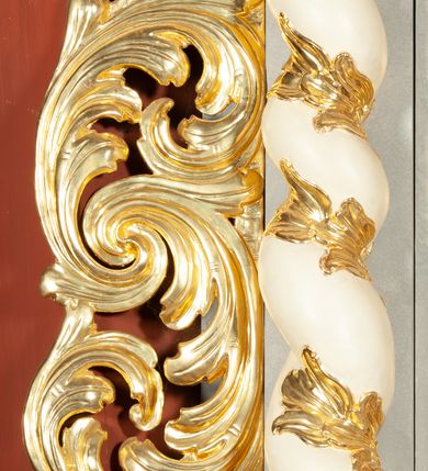 Zdjęcie nr 6: Ołtarz architektoniczny, jednokondygnacyjny, jednoosiowy, ze zwieńczeniem i drewnianą, sarkofagową mensą z kamiennym portatylem. Na mensie ołtarza kremowe tabernakulum w formie prostopadłościennej szafki, ujęte parą korynckich, złoconych półkolumienek, stojących na wyłamującym się, zdwojonym cokoliku, wspierających silnie wysunięty gzyms wieńczący. Drzwiczki w kształcie stojącego prostokąta, z prostokątną płyciną zwieńczoną łukiem półkolistym, zdobioną płaskorzeźbionym motywem kielicha, hostii, kłosów zboża i winnych gron.  Retabulum na cokole, ujęte parą pilastrów korynckich, z kanelurowaniem do połowy trzonu i parą filarów na tle których ustawiona jest para kolumn akantowych o spiralnie skręconych trzonach. Podpory wspierają wyłamujące się ponad nimi belkowanie o wysuniętym gzymsie. Zwieńczenie w formie stojącego owalu ujętego ażurową, akantową ramą, flankowane przerwanym, wklęsło wypukłym przyczółkiem. Dolne naroża antepedium zdobione motywem lwiej łapy ujętej parą wolut, z liściem akantu w zwieńczeniu. Pola cokołu, dolna partia pola środkowego i pola wewnątrz wnęki oraz fryz retabulum zdobiony motywem wici akantowej. Na trzonach kolumn retabulum spiralnie oplatająca je wić roślinna. Część środkowa retabulum ujęta parą ażurowych, akantowych uszaków. Pole środkowe w formie wnęki w kształcie stojącego prostokąta z przedstawieniem Najświętszego Serca Jezusa (druk) i obrazem św. Józefa (XX w.) na zasuwie. W zwieńczeniu pole obrazowe w kształcie stojącego owalu z przedstawieniem św. Jana Nepomucena. Na gzymsie przyczółka para siedzących aniołków. Kolorystyka struktury ołtarza w odcieniach szarości i czerwieni; ornamentyka i fragmenty detali architektonicznych złocone.  