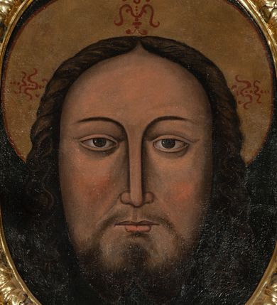 Zdjęcie nr 13: Ołtarz architektoniczny, jednokondygnacyjny, jednoosiowy, ze zwieńczeniem i drewnianą, sarkofagową mensą z kamiennym portatylem. Na mensie ołtarza kremowe tabernakulum w formie prostopadłościennej szafki, ujęte parą korynckich, złoconych półkolumienek, stojących na wyłamującym się, zdwojonym cokoliku, wspierających silnie wysunięty gzyms wieńczący. Drzwiczki w kształcie stojącego prostokąta, z prostokątną płyciną zwieńczoną łukiem półkolistym, zdobioną płaskorzeźbionym motywem kielicha, hostii, kłosów zboża i winnych gron.  Retabulum na cokole, ujęte parą pilastrów korynckich, z kanelurowaniem do połowy trzonu i parą filarów, na tle których ustawiona jest para kolumn akantowych o spiralnie skręconych trzonach. Podpory wspierają wyłamujące się ponad nimi belkowanie o wysuniętym gzymsie. Zwieńczenie w formie stojącego owalu ujętego ażurową, akantową ramą, flankowane przerwanym, wklęsło wypukłym przyczółkiem. Dolne naroża antepedium zdobione motywem lwiej łapy ujętej parą wolut, z liściem akantu w zwieńczeniu. Pola cokołu, dolna partia pola środkowego i pola wewnątrz wnęki, oraz fryz retabulum zdobiony motywem wici akantowej. Na trzonach kolumn retabulum spiralnie oplatająca ją wić roślinna. Cześć środkowa retabulum ujęta parą ażurowych, akantowych uszaków. Pole środkowe w formie wnęki w kształcie stojącego prostokąta z przedstawieniem Matki Boskiej Nieustającej Pomocy oraz Niepokalanego Poczęcia Najświętszej Marii Panny na zasuwie. W zwieńczeniu pole obrazowe w kształcie stojącego owalu z przedstawieniem Veraicon. Na gzymsie przyczółka para siedzących aniołków. Kolorystyka struktury ołtarza w odcieniach szarości i czerwieni; ornamentyka i fragmenty detali architektonicznych złocone.  