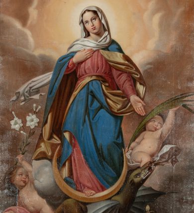 Zdjęcie nr 1: Obraz w kształcie stojącego prostokąta ujętego profilowaną ramą z motywem złoconej dekoracji roślinnej na błękitnym tle. Maria w ujęciu całopostaciowym, w kontrapoście. Głowa lekko przechylona w prawo, okryta długą białą chustą, przechodzącą na prawe ramię. Twarz o delikatnych, młodzieńczych rysach, lekkim rumieńcu. Wzrok skierowany ku górze. Prawa ręka złożona na piersiach, lewa wyprostowana, opuszczona w dół. Maria ubrana w długą, jasnoczerwoną tunikę, przewiązaną czerwonym paskiem oraz niebieski płaszcz z żółtym podszyciem, wywinięty wokół lewej ręki. Wokół głowy jasny, świetlisty nimb. Pod prawą stopą sierp księżyca, a pod nim uskrzydlony smok, trzymający w szponach jabłko, siedzący na globie ziemskim. Szarobrązowy stwór na wyszczerzone kły i rozłożone skrzydła. Po bokach Marii para nagich aniołków, z których umieszczony po lewej trzyma kwiat lilii, a po prawej gałązkę palmową. Scena ukazana na tle obłoków. Kolorystyka nasycona, o ciepłej gamie barwnej.