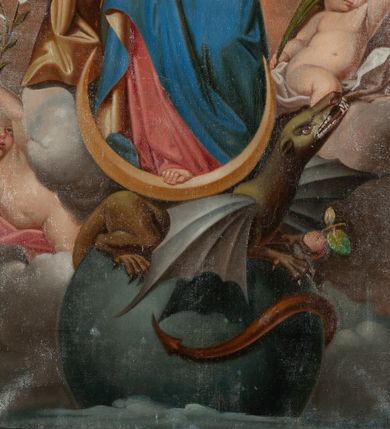 Zdjęcie nr 3: Obraz w kształcie stojącego prostokąta ujętego profilowaną ramą z motywem złoconej dekoracji roślinnej na błękitnym tle. Maria w ujęciu całopostaciowym, w kontrapoście. Głowa lekko przechylona w prawo, okryta długą białą chustą, przechodzącą na prawe ramię. Twarz o delikatnych, młodzieńczych rysach, lekkim rumieńcu. Wzrok skierowany ku górze. Prawa ręka złożona na piersiach, lewa wyprostowana, opuszczona w dół. Maria ubrana w długą, jasnoczerwoną tunikę, przewiązaną czerwonym paskiem oraz niebieski płaszcz z żółtym podszyciem, wywinięty wokół lewej ręki. Wokół głowy jasny, świetlisty nimb. Pod prawą stopą sierp księżyca, a pod nim uskrzydlony smok, trzymający w szponach jabłko, siedzący na globie ziemskim. Szarobrązowy stwór na wyszczerzone kły i rozłożone skrzydła. Po bokach Marii para nagich aniołków, z których umieszczony po lewej trzyma kwiat lilii, a po prawej gałązkę palmową. Scena ukazana na tle obłoków. Kolorystyka nasycona, o ciepłej gamie barwnej.