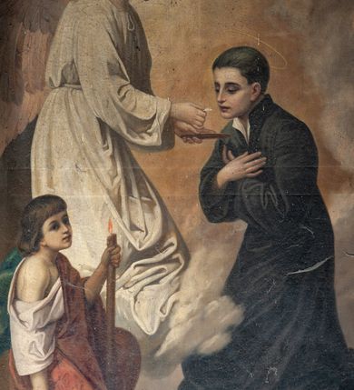 Zdjęcie nr 18: Nastawa architektoniczna, jednoosiowa, jednokondygnacyjna ze zwieńczeniem. Ołtarz drewniany, prostopadłościenny, z drewnianą mensą, ustawiony na profilowanym cokole. Ścianka frontowa ujęta pilastrami z płycinami w partii trzonów z akantem. W polu dwie płyciny o fantazyjnej formie wypełnione stylizowanym ornamentem akantowym, flankujące medalion z inicjałami „MS”. Ścianki boczne dekorowane płycinami. 
Na ołtarzu ustawione tabernakulum w formie drewnianej skrzynki, na cokole, flankowanej spływami wolutowymi, zwieńczonej szczytem zamkniętym łukowatym fragmentem gzymsu z płyciną i uskrzydloną główką anielską w polu. Drzwiczki w kształciestojącego prostokąta zamkniętego łukiem falistym, ujęte profilowaną ramą z przedstawieniem kielicha z hostią. 
Nastawa na cokole z wyodrębnionymi dwoma prostopadłościanami i dwoma skrajnymi konsolami, dekorowanym płycinami ze stylizowanym ornamentem. Retabulum ujęte parą kolumn o trzonach kanelowanych w jednej trzeciej wysokości, podtrzymujących belkowanie o architrawie i fryzie przerwanym nad polem środkowym. Na belkowaniu fragmenty przerwanego, półkolistego przyczółka z siedzącymi puttami. Niemal całe pole główne wypełnione wnęką w formie stojącego prostokąta zamkniętego łukiem półkolistym nadwieszonym, z uskokiem, w profilowanej ramie, z obrazami komunii anielskiej św. Stanisława Kostki i św. Józefa na zasuwie. Na konsolach, po bokach nastawy ustawione figury św. Wojciecha i św. Stanisława. Zwieńczenie w formie zbliżonej do stojącego prostokąta, ujętego spływami wolutowymi, zamkniętego dwiema stykającymi się wolutami oraz dwiema uskrzydlonymi główkami anielskimi w glorii promienistej. W polu obraz św. Rozalii w kształcie zbliżonym do zwieńczenia, ujęty profilowaną ramą. Struktura polichromowana w kolorze seledynowym, kolumny, profile i ornamentyka złocone. 


