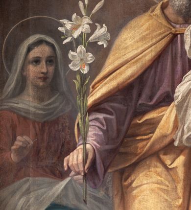 Zdjęcie nr 16: Nastawa architektoniczna, jednoosiowa, jednokondygnacyjna ze zwieńczeniem. Ołtarz drewniany, prostopadłościenny, z drewnianą mensą, ustawiony na profilowanym cokole. Ścianka frontowa ujęta pilastrami z płycinami w partii trzonów z akantem. W polu dwie płyciny o fantazyjnej formie wypełnione stylizowanym ornamentem akantowym, flankujące medalion z inicjałami „MS”. Ścianki boczne dekorowane płycinami. 
Na ołtarzu ustawione tabernakulum w formie drewnianej skrzynki, na cokole, flankowanej spływami wolutowymi, zwieńczonej szczytem zamkniętym łukowatym fragmentem gzymsu z płyciną i uskrzydloną główką anielską w polu. Drzwiczki w kształciestojącego prostokąta zamkniętego łukiem falistym, ujęte profilowaną ramą z przedstawieniem kielicha z hostią. 
Nastawa na cokole z wyodrębnionymi dwoma prostopadłościanami i dwoma skrajnymi konsolami, dekorowanym płycinami ze stylizowanym ornamentem. Retabulum ujęte parą kolumn o trzonach kanelowanych w jednej trzeciej wysokości, podtrzymujących belkowanie o architrawie i fryzie przerwanym nad polem środkowym. Na belkowaniu fragmenty przerwanego, półkolistego przyczółka z siedzącymi puttami. Niemal całe pole główne wypełnione wnęką w formie stojącego prostokąta zamkniętego łukiem półkolistym nadwieszonym, z uskokiem, w profilowanej ramie, z obrazami komunii anielskiej św. Stanisława Kostki i św. Józefa na zasuwie. Na konsolach, po bokach nastawy ustawione figury św. Wojciecha i św. Stanisława. Zwieńczenie w formie zbliżonej do stojącego prostokąta, ujętego spływami wolutowymi, zamkniętego dwiema stykającymi się wolutami oraz dwiema uskrzydlonymi główkami anielskimi w glorii promienistej. W polu obraz św. Rozalii w kształcie zbliżonym do zwieńczenia, ujęty profilowaną ramą. Struktura polichromowana w kolorze seledynowym, kolumny, profile i ornamentyka złocone. 


