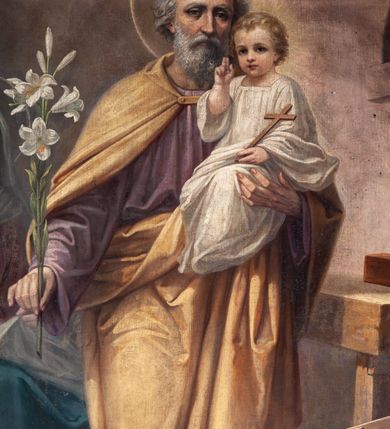 Zdjęcie nr 15: Nastawa architektoniczna, jednoosiowa, jednokondygnacyjna ze zwieńczeniem. Ołtarz drewniany, prostopadłościenny, z drewnianą mensą, ustawiony na profilowanym cokole. Ścianka frontowa ujęta pilastrami z płycinami w partii trzonów z akantem. W polu dwie płyciny o fantazyjnej formie wypełnione stylizowanym ornamentem akantowym, flankujące medalion z inicjałami „MS”. Ścianki boczne dekorowane płycinami. 
Na ołtarzu ustawione tabernakulum w formie drewnianej skrzynki, na cokole, flankowanej spływami wolutowymi, zwieńczonej szczytem zamkniętym łukowatym fragmentem gzymsu z płyciną i uskrzydloną główką anielską w polu. Drzwiczki w kształciestojącego prostokąta zamkniętego łukiem falistym, ujęte profilowaną ramą z przedstawieniem kielicha z hostią. 
Nastawa na cokole z wyodrębnionymi dwoma prostopadłościanami i dwoma skrajnymi konsolami, dekorowanym płycinami ze stylizowanym ornamentem. Retabulum ujęte parą kolumn o trzonach kanelowanych w jednej trzeciej wysokości, podtrzymujących belkowanie o architrawie i fryzie przerwanym nad polem środkowym. Na belkowaniu fragmenty przerwanego, półkolistego przyczółka z siedzącymi puttami. Niemal całe pole główne wypełnione wnęką w formie stojącego prostokąta zamkniętego łukiem półkolistym nadwieszonym, z uskokiem, w profilowanej ramie, z obrazami komunii anielskiej św. Stanisława Kostki i św. Józefa na zasuwie. Na konsolach, po bokach nastawy ustawione figury św. Wojciecha i św. Stanisława. Zwieńczenie w formie zbliżonej do stojącego prostokąta, ujętego spływami wolutowymi, zamkniętego dwiema stykającymi się wolutami oraz dwiema uskrzydlonymi główkami anielskimi w glorii promienistej. W polu obraz św. Rozalii w kształcie zbliżonym do zwieńczenia, ujęty profilowaną ramą. Struktura polichromowana w kolorze seledynowym, kolumny, profile i ornamentyka złocone. 


