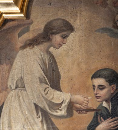 Zdjęcie nr 20: Nastawa architektoniczna, jednoosiowa, jednokondygnacyjna ze zwieńczeniem. Ołtarz drewniany, prostopadłościenny, z drewnianą mensą, ustawiony na profilowanym cokole. Ścianka frontowa ujęta pilastrami z płycinami w partii trzonów z akantem. W polu dwie płyciny o fantazyjnej formie wypełnione stylizowanym ornamentem akantowym, flankujące medalion z inicjałami „MS”. Ścianki boczne dekorowane płycinami. 
Na ołtarzu ustawione tabernakulum w formie drewnianej skrzynki, na cokole, flankowanej spływami wolutowymi, zwieńczonej szczytem zamkniętym łukowatym fragmentem gzymsu z płyciną i uskrzydloną główką anielską w polu. Drzwiczki w kształciestojącego prostokąta zamkniętego łukiem falistym, ujęte profilowaną ramą z przedstawieniem kielicha z hostią. 
Nastawa na cokole z wyodrębnionymi dwoma prostopadłościanami i dwoma skrajnymi konsolami, dekorowanym płycinami ze stylizowanym ornamentem. Retabulum ujęte parą kolumn o trzonach kanelowanych w jednej trzeciej wysokości, podtrzymujących belkowanie o architrawie i fryzie przerwanym nad polem środkowym. Na belkowaniu fragmenty przerwanego, półkolistego przyczółka z siedzącymi puttami. Niemal całe pole główne wypełnione wnęką w formie stojącego prostokąta zamkniętego łukiem półkolistym nadwieszonym, z uskokiem, w profilowanej ramie, z obrazami komunii anielskiej św. Stanisława Kostki i św. Józefa na zasuwie. Na konsolach, po bokach nastawy ustawione figury św. Wojciecha i św. Stanisława. Zwieńczenie w formie zbliżonej do stojącego prostokąta, ujętego spływami wolutowymi, zamkniętego dwiema stykającymi się wolutami oraz dwiema uskrzydlonymi główkami anielskimi w glorii promienistej. W polu obraz św. Rozalii w kształcie zbliżonym do zwieńczenia, ujęty profilowaną ramą. Struktura polichromowana w kolorze seledynowym, kolumny, profile i ornamentyka złocone. 


