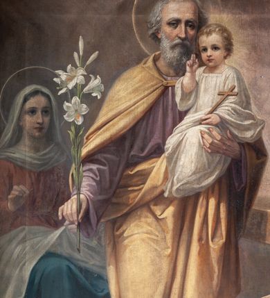 Zdjęcie nr 14: Nastawa architektoniczna, jednoosiowa, jednokondygnacyjna ze zwieńczeniem. Ołtarz drewniany, prostopadłościenny, z drewnianą mensą, ustawiony na profilowanym cokole. Ścianka frontowa ujęta pilastrami z płycinami w partii trzonów z akantem. W polu dwie płyciny o fantazyjnej formie wypełnione stylizowanym ornamentem akantowym, flankujące medalion z inicjałami „MS”. Ścianki boczne dekorowane płycinami. 
Na ołtarzu ustawione tabernakulum w formie drewnianej skrzynki, na cokole, flankowanej spływami wolutowymi, zwieńczonej szczytem zamkniętym łukowatym fragmentem gzymsu z płyciną i uskrzydloną główką anielską w polu. Drzwiczki w kształciestojącego prostokąta zamkniętego łukiem falistym, ujęte profilowaną ramą z przedstawieniem kielicha z hostią. 
Nastawa na cokole z wyodrębnionymi dwoma prostopadłościanami i dwoma skrajnymi konsolami, dekorowanym płycinami ze stylizowanym ornamentem. Retabulum ujęte parą kolumn o trzonach kanelowanych w jednej trzeciej wysokości, podtrzymujących belkowanie o architrawie i fryzie przerwanym nad polem środkowym. Na belkowaniu fragmenty przerwanego, półkolistego przyczółka z siedzącymi puttami. Niemal całe pole główne wypełnione wnęką w formie stojącego prostokąta zamkniętego łukiem półkolistym nadwieszonym, z uskokiem, w profilowanej ramie, z obrazami komunii anielskiej św. Stanisława Kostki i św. Józefa na zasuwie. Na konsolach, po bokach nastawy ustawione figury św. Wojciecha i św. Stanisława. Zwieńczenie w formie zbliżonej do stojącego prostokąta, ujętego spływami wolutowymi, zamkniętego dwiema stykającymi się wolutami oraz dwiema uskrzydlonymi główkami anielskimi w glorii promienistej. W polu obraz św. Rozalii w kształcie zbliżonym do zwieńczenia, ujęty profilowaną ramą. Struktura polichromowana w kolorze seledynowym, kolumny, profile i ornamentyka złocone. 


