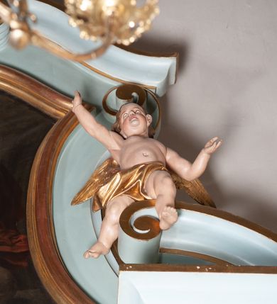 Zdjęcie nr 5: Nastawa architektoniczna, jednoosiowa, jednokondygnacyjna ze zwieńczeniem. Ołtarz drewniany, prostopadłościenny, z drewnianą mensą, ustawiony na profilowanym cokole. Ścianka frontowa ujęta pilastrami z płycinami w partii trzonów z akantem. W polu dwie płyciny o fantazyjnej formie wypełnione stylizowanym ornamentem akantowym, flankujące medalion z inicjałami „MS”. Ścianki boczne dekorowane płycinami. 
Na ołtarzu ustawione tabernakulum w formie drewnianej skrzynki, na cokole, flankowanej spływami wolutowymi, zwieńczonej szczytem zamkniętym łukowatym fragmentem gzymsu z płyciną i uskrzydloną główką anielską w polu. Drzwiczki w kształciestojącego prostokąta zamkniętego łukiem falistym, ujęte profilowaną ramą z przedstawieniem kielicha z hostią. 
Nastawa na cokole z wyodrębnionymi dwoma prostopadłościanami i dwoma skrajnymi konsolami, dekorowanym płycinami ze stylizowanym ornamentem. Retabulum ujęte parą kolumn o trzonach kanelowanych w jednej trzeciej wysokości, podtrzymujących belkowanie o architrawie i fryzie przerwanym nad polem środkowym. Na belkowaniu fragmenty przerwanego, półkolistego przyczółka z siedzącymi puttami. Niemal całe pole główne wypełnione wnęką w formie stojącego prostokąta zamkniętego łukiem półkolistym nadwieszonym, z uskokiem, w profilowanej ramie, z obrazami komunii anielskiej św. Stanisława Kostki i św. Józefa na zasuwie. Na konsolach, po bokach nastawy ustawione figury św. Wojciecha i św. Stanisława. Zwieńczenie w formie zbliżonej do stojącego prostokąta, ujętego spływami wolutowymi, zamkniętego dwiema stykającymi się wolutami oraz dwiema uskrzydlonymi główkami anielskimi w glorii promienistej. W polu obraz św. Rozalii w kształcie zbliżonym do zwieńczenia, ujęty profilowaną ramą. Struktura polichromowana w kolorze seledynowym, kolumny, profile i ornamentyka złocone. 


