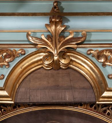 Zdjęcie nr 3: Nastawa architektoniczna, jednoosiowa, jednokondygnacyjna ze zwieńczeniem. Ołtarz drewniany, prostopadłościenny, z drewnianą mensą, ustawiony na profilowanym cokole. Ścianka frontowa ujęta pilastrami z płycinami w partii trzonów z akantem. W polu dwie płyciny o fantazyjnej formie wypełnione stylizowanym ornamentem akantowym, flankujące medalion z inicjałami „MS”. Ścianki boczne dekorowane płycinami. 
Na ołtarzu ustawione tabernakulum w formie drewnianej skrzynki, na cokole, flankowanej spływami wolutowymi, zwieńczonej szczytem zamkniętym łukowatym fragmentem gzymsu z płyciną i uskrzydloną główką anielską w polu. Drzwiczki w kształciestojącego prostokąta zamkniętego łukiem falistym, ujęte profilowaną ramą z przedstawieniem kielicha z hostią. 
Nastawa na cokole z wyodrębnionymi dwoma prostopadłościanami i dwoma skrajnymi konsolami, dekorowanym płycinami ze stylizowanym ornamentem. Retabulum ujęte parą kolumn o trzonach kanelowanych w jednej trzeciej wysokości, podtrzymujących belkowanie o architrawie i fryzie przerwanym nad polem środkowym. Na belkowaniu fragmenty przerwanego, półkolistego przyczółka z siedzącymi puttami. Niemal całe pole główne wypełnione wnęką w formie stojącego prostokąta zamkniętego łukiem półkolistym nadwieszonym, z uskokiem, w profilowanej ramie, z obrazami komunii anielskiej św. Stanisława Kostki i św. Józefa na zasuwie. Na konsolach, po bokach nastawy ustawione figury św. Wojciecha i św. Stanisława. Zwieńczenie w formie zbliżonej do stojącego prostokąta, ujętego spływami wolutowymi, zamkniętego dwiema stykającymi się wolutami oraz dwiema uskrzydlonymi główkami anielskimi w glorii promienistej. W polu obraz św. Rozalii w kształcie zbliżonym do zwieńczenia, ujęty profilowaną ramą. Struktura polichromowana w kolorze seledynowym, kolumny, profile i ornamentyka złocone. 


