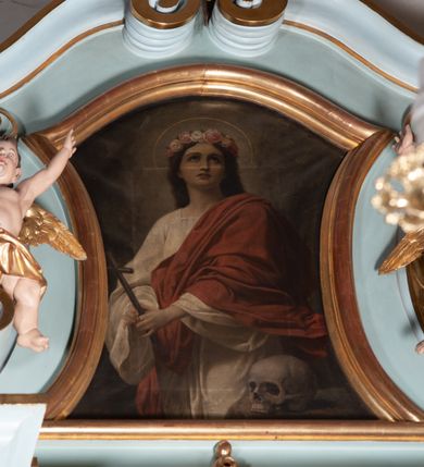 Zdjęcie nr 4: Nastawa architektoniczna, jednoosiowa, jednokondygnacyjna ze zwieńczeniem. Ołtarz drewniany, prostopadłościenny, z drewnianą mensą, ustawiony na profilowanym cokole. Ścianka frontowa ujęta pilastrami z płycinami w partii trzonów z akantem. W polu dwie płyciny o fantazyjnej formie wypełnione stylizowanym ornamentem akantowym, flankujące medalion z inicjałami „MS”. Ścianki boczne dekorowane płycinami. 
Na ołtarzu ustawione tabernakulum w formie drewnianej skrzynki, na cokole, flankowanej spływami wolutowymi, zwieńczonej szczytem zamkniętym łukowatym fragmentem gzymsu z płyciną i uskrzydloną główką anielską w polu. Drzwiczki w kształciestojącego prostokąta zamkniętego łukiem falistym, ujęte profilowaną ramą z przedstawieniem kielicha z hostią. 
Nastawa na cokole z wyodrębnionymi dwoma prostopadłościanami i dwoma skrajnymi konsolami, dekorowanym płycinami ze stylizowanym ornamentem. Retabulum ujęte parą kolumn o trzonach kanelowanych w jednej trzeciej wysokości, podtrzymujących belkowanie o architrawie i fryzie przerwanym nad polem środkowym. Na belkowaniu fragmenty przerwanego, półkolistego przyczółka z siedzącymi puttami. Niemal całe pole główne wypełnione wnęką w formie stojącego prostokąta zamkniętego łukiem półkolistym nadwieszonym, z uskokiem, w profilowanej ramie, z obrazami komunii anielskiej św. Stanisława Kostki i św. Józefa na zasuwie. Na konsolach, po bokach nastawy ustawione figury św. Wojciecha i św. Stanisława. Zwieńczenie w formie zbliżonej do stojącego prostokąta, ujętego spływami wolutowymi, zamkniętego dwiema stykającymi się wolutami oraz dwiema uskrzydlonymi główkami anielskimi w glorii promienistej. W polu obraz św. Rozalii w kształcie zbliżonym do zwieńczenia, ujęty profilowaną ramą. Struktura polichromowana w kolorze seledynowym, kolumny, profile i ornamentyka złocone. 


