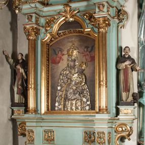 Zdjęcie nr 1: Nastawa architektoniczna, jednoosiowa, jednokondygnacyjna ze zwieńczeniem. Ołtarz drewniany, prostopadłościenny, z drewnianą mensą, ustawiony na profilowanym cokole. Ścianka frontowa ujęta lizenami z płycinami w partii trzonów z akantem. W polu dwie płyciny o fantazyjnej formie wypełnione stylizowanym ornamentem akantowym, flankujące medalion z monogramem Marii. Ścianki boczne dekorowane płycinami. 
Nastawa na cokole z wyodrębnionymi dwoma prostopadłościanami i dwoma skrajnymi konsolami, dekorowana płycinami ze stylizowanym ornamentem. Retabulum ujęte parą kolumn o trzonach kanelowanych w jednej trzeciej wysokości, podtrzymującymi belkowanie o architrawie i fryzie przerwanym nad polem środkowym. Na belkowaniu fragmenty przerwanego, półkolistego przyczółka z siedzącymi puttami. Niemal całe pole główne wypełnione wnęką w formie stojącego prostokąta zamkniętego łukiem półkolistym nadwieszonym, z uskokiem, w profilowanej ramie, z mniejszym obrazem Matki Boskiej Śnieżnej w osobnej ramie. Na konsolach, po bokach nastawy ustawione figury św. Jacka i bł. Czesława. Zwieńczenie w formie zbliżonej do stojącego prostokąta, ujętego spływami wolutowymi, zamkniętego dwiema stykającymi się wolutami oraz dwiema uskrzydlonymi główkami anielskimi w glorii promienistej. W polu obraz św. Antoniego Padewskiego w formie zbliżonej do zwieńczenia, ujęty profilowaną ramą. Struktura polichromowana w kolorze seledynowym, kolumny, profile i ornamentyka złocone. 
