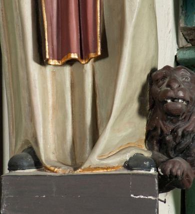 Zdjęcie nr 33: Nastawa architektoniczna, jednoosiowa, jednokondygnacyjna ze zwieńczeniem. Ołtarz drewniany, prostopadłościenny, z drewnianą mensą, ustawiony na profilowanym cokole. Ścianka frontowa ujęta lizenami z płycinami w partii trzonów z akantem. W polu dwie płyciny o fantazyjnej formie wypełnione stylizowanym ornamentem akantowym, flankujące medalion z monogramem Marii. Ścianki boczne dekorowane płycinami. 
Nastawa na cokole z wyodrębnionymi dwoma prostopadłościanami i dwoma skrajnymi konsolami, dekorowana płycinami ze stylizowanym ornamentem. Retabulum ujęte parą kolumn o trzonach kanelowanych w jednej trzeciej wysokości, podtrzymującymi belkowanie o architrawie i fryzie przerwanym nad polem środkowym. Na belkowaniu fragmenty przerwanego, półkolistego przyczółka z siedzącymi puttami. Niemal całe pole główne wypełnione wnęką w formie stojącego prostokąta zamkniętego łukiem półkolistym nadwieszonym, z uskokiem, w profilowanej ramie, z mniejszym obrazem Matki Boskiej Śnieżnej w osobnej ramie. Na konsolach, po bokach nastawy ustawione figury św. Jacka i bł. Czesława. Zwieńczenie w formie zbliżonej do stojącego prostokąta, ujętego spływami wolutowymi, zamkniętego dwiema stykającymi się wolutami oraz dwiema uskrzydlonymi główkami anielskimi w glorii promienistej. W polu obraz św. Antoniego Padewskiego w formie zbliżonej do zwieńczenia, ujęty profilowaną ramą. Struktura polichromowana w kolorze seledynowym, kolumny, profile i ornamentyka złocone. 
