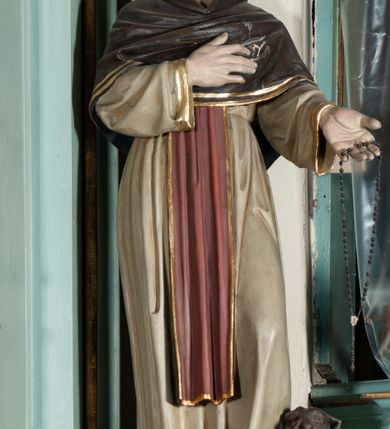 Zdjęcie nr 29: Nastawa architektoniczna, jednoosiowa, jednokondygnacyjna ze zwieńczeniem. Ołtarz drewniany, prostopadłościenny, z drewnianą mensą, ustawiony na profilowanym cokole. Ścianka frontowa ujęta lizenami z płycinami w partii trzonów z akantem. W polu dwie płyciny o fantazyjnej formie wypełnione stylizowanym ornamentem akantowym, flankujące medalion z monogramem Marii. Ścianki boczne dekorowane płycinami. 
Nastawa na cokole z wyodrębnionymi dwoma prostopadłościanami i dwoma skrajnymi konsolami, dekorowana płycinami ze stylizowanym ornamentem. Retabulum ujęte parą kolumn o trzonach kanelowanych w jednej trzeciej wysokości, podtrzymującymi belkowanie o architrawie i fryzie przerwanym nad polem środkowym. Na belkowaniu fragmenty przerwanego, półkolistego przyczółka z siedzącymi puttami. Niemal całe pole główne wypełnione wnęką w formie stojącego prostokąta zamkniętego łukiem półkolistym nadwieszonym, z uskokiem, w profilowanej ramie, z mniejszym obrazem Matki Boskiej Śnieżnej w osobnej ramie. Na konsolach, po bokach nastawy ustawione figury św. Jacka i bł. Czesława. Zwieńczenie w formie zbliżonej do stojącego prostokąta, ujętego spływami wolutowymi, zamkniętego dwiema stykającymi się wolutami oraz dwiema uskrzydlonymi główkami anielskimi w glorii promienistej. W polu obraz św. Antoniego Padewskiego w formie zbliżonej do zwieńczenia, ujęty profilowaną ramą. Struktura polichromowana w kolorze seledynowym, kolumny, profile i ornamentyka złocone. 
