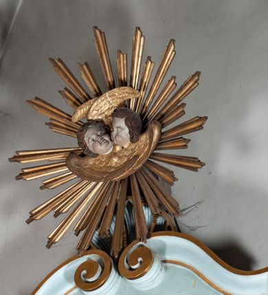 Zdjęcie nr 22: Nastawa architektoniczna, jednoosiowa, jednokondygnacyjna ze zwieńczeniem. Ołtarz drewniany, prostopadłościenny, z drewnianą mensą, ustawiony na profilowanym cokole. Ścianka frontowa ujęta lizenami z płycinami w partii trzonów z akantem. W polu dwie płyciny o fantazyjnej formie wypełnione stylizowanym ornamentem akantowym, flankujące medalion z monogramem Marii. Ścianki boczne dekorowane płycinami. 
Nastawa na cokole z wyodrębnionymi dwoma prostopadłościanami i dwoma skrajnymi konsolami, dekorowana płycinami ze stylizowanym ornamentem. Retabulum ujęte parą kolumn o trzonach kanelowanych w jednej trzeciej wysokości, podtrzymującymi belkowanie o architrawie i fryzie przerwanym nad polem środkowym. Na belkowaniu fragmenty przerwanego, półkolistego przyczółka z siedzącymi puttami. Niemal całe pole główne wypełnione wnęką w formie stojącego prostokąta zamkniętego łukiem półkolistym nadwieszonym, z uskokiem, w profilowanej ramie, z mniejszym obrazem Matki Boskiej Śnieżnej w osobnej ramie. Na konsolach, po bokach nastawy ustawione figury św. Jacka i bł. Czesława. Zwieńczenie w formie zbliżonej do stojącego prostokąta, ujętego spływami wolutowymi, zamkniętego dwiema stykającymi się wolutami oraz dwiema uskrzydlonymi główkami anielskimi w glorii promienistej. W polu obraz św. Antoniego Padewskiego w formie zbliżonej do zwieńczenia, ujęty profilowaną ramą. Struktura polichromowana w kolorze seledynowym, kolumny, profile i ornamentyka złocone. 
