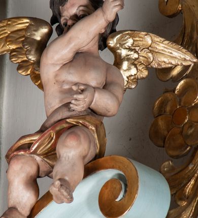 Zdjęcie nr 36: Nastawa architektoniczna, jednoosiowa, jednokondygnacyjna ze zwieńczeniem. Ołtarz drewniany, prostopadłościenny, z drewnianą mensą, ustawiony na profilowanym cokole. Ścianka frontowa ujęta lizenami z płycinami w partii trzonów z akantem. W polu dwie płyciny o fantazyjnej formie wypełnione stylizowanym ornamentem akantowym, flankujące medalion z monogramem Marii. Ścianki boczne dekorowane płycinami. 
Nastawa na cokole z wyodrębnionymi dwoma prostopadłościanami i dwoma skrajnymi konsolami, dekorowana płycinami ze stylizowanym ornamentem. Retabulum ujęte parą kolumn o trzonach kanelowanych w jednej trzeciej wysokości, podtrzymującymi belkowanie o architrawie i fryzie przerwanym nad polem środkowym. Na belkowaniu fragmenty przerwanego, półkolistego przyczółka z siedzącymi puttami. Niemal całe pole główne wypełnione wnęką w formie stojącego prostokąta zamkniętego łukiem półkolistym nadwieszonym, z uskokiem, w profilowanej ramie, z mniejszym obrazem Matki Boskiej Śnieżnej w osobnej ramie. Na konsolach, po bokach nastawy ustawione figury św. Jacka i bł. Czesława. Zwieńczenie w formie zbliżonej do stojącego prostokąta, ujętego spływami wolutowymi, zamkniętego dwiema stykającymi się wolutami oraz dwiema uskrzydlonymi główkami anielskimi w glorii promienistej. W polu obraz św. Antoniego Padewskiego w formie zbliżonej do zwieńczenia, ujęty profilowaną ramą. Struktura polichromowana w kolorze seledynowym, kolumny, profile i ornamentyka złocone. 
