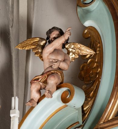 Zdjęcie nr 34: Nastawa architektoniczna, jednoosiowa, jednokondygnacyjna ze zwieńczeniem. Ołtarz drewniany, prostopadłościenny, z drewnianą mensą, ustawiony na profilowanym cokole. Ścianka frontowa ujęta lizenami z płycinami w partii trzonów z akantem. W polu dwie płyciny o fantazyjnej formie wypełnione stylizowanym ornamentem akantowym, flankujące medalion z monogramem Marii. Ścianki boczne dekorowane płycinami. 
Nastawa na cokole z wyodrębnionymi dwoma prostopadłościanami i dwoma skrajnymi konsolami, dekorowana płycinami ze stylizowanym ornamentem. Retabulum ujęte parą kolumn o trzonach kanelowanych w jednej trzeciej wysokości, podtrzymującymi belkowanie o architrawie i fryzie przerwanym nad polem środkowym. Na belkowaniu fragmenty przerwanego, półkolistego przyczółka z siedzącymi puttami. Niemal całe pole główne wypełnione wnęką w formie stojącego prostokąta zamkniętego łukiem półkolistym nadwieszonym, z uskokiem, w profilowanej ramie, z mniejszym obrazem Matki Boskiej Śnieżnej w osobnej ramie. Na konsolach, po bokach nastawy ustawione figury św. Jacka i bł. Czesława. Zwieńczenie w formie zbliżonej do stojącego prostokąta, ujętego spływami wolutowymi, zamkniętego dwiema stykającymi się wolutami oraz dwiema uskrzydlonymi główkami anielskimi w glorii promienistej. W polu obraz św. Antoniego Padewskiego w formie zbliżonej do zwieńczenia, ujęty profilowaną ramą. Struktura polichromowana w kolorze seledynowym, kolumny, profile i ornamentyka złocone. 
