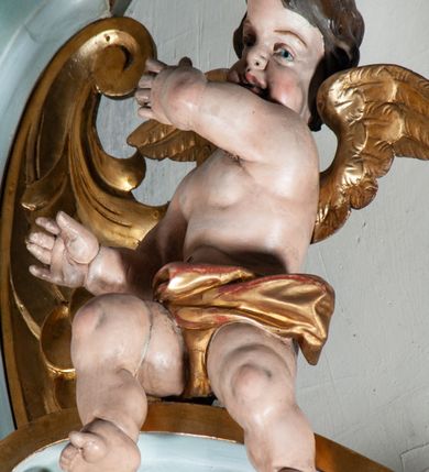 Zdjęcie nr 38: Nastawa architektoniczna, jednoosiowa, jednokondygnacyjna ze zwieńczeniem. Ołtarz drewniany, prostopadłościenny, z drewnianą mensą, ustawiony na profilowanym cokole. Ścianka frontowa ujęta lizenami z płycinami w partii trzonów z akantem. W polu dwie płyciny o fantazyjnej formie wypełnione stylizowanym ornamentem akantowym, flankujące medalion z monogramem Marii. Ścianki boczne dekorowane płycinami. 
Nastawa na cokole z wyodrębnionymi dwoma prostopadłościanami i dwoma skrajnymi konsolami, dekorowana płycinami ze stylizowanym ornamentem. Retabulum ujęte parą kolumn o trzonach kanelowanych w jednej trzeciej wysokości, podtrzymującymi belkowanie o architrawie i fryzie przerwanym nad polem środkowym. Na belkowaniu fragmenty przerwanego, półkolistego przyczółka z siedzącymi puttami. Niemal całe pole główne wypełnione wnęką w formie stojącego prostokąta zamkniętego łukiem półkolistym nadwieszonym, z uskokiem, w profilowanej ramie, z mniejszym obrazem Matki Boskiej Śnieżnej w osobnej ramie. Na konsolach, po bokach nastawy ustawione figury św. Jacka i bł. Czesława. Zwieńczenie w formie zbliżonej do stojącego prostokąta, ujętego spływami wolutowymi, zamkniętego dwiema stykającymi się wolutami oraz dwiema uskrzydlonymi główkami anielskimi w glorii promienistej. W polu obraz św. Antoniego Padewskiego w formie zbliżonej do zwieńczenia, ujęty profilowaną ramą. Struktura polichromowana w kolorze seledynowym, kolumny, profile i ornamentyka złocone. 
