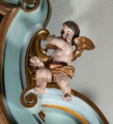 Zdjęcie nr 37: Nastawa architektoniczna, jednoosiowa, jednokondygnacyjna ze zwieńczeniem. Ołtarz drewniany, prostopadłościenny, z drewnianą mensą, ustawiony na profilowanym cokole. Ścianka frontowa ujęta lizenami z płycinami w partii trzonów z akantem. W polu dwie płyciny o fantazyjnej formie wypełnione stylizowanym ornamentem akantowym, flankujące medalion z monogramem Marii. Ścianki boczne dekorowane płycinami. 
Nastawa na cokole z wyodrębnionymi dwoma prostopadłościanami i dwoma skrajnymi konsolami, dekorowana płycinami ze stylizowanym ornamentem. Retabulum ujęte parą kolumn o trzonach kanelowanych w jednej trzeciej wysokości, podtrzymującymi belkowanie o architrawie i fryzie przerwanym nad polem środkowym. Na belkowaniu fragmenty przerwanego, półkolistego przyczółka z siedzącymi puttami. Niemal całe pole główne wypełnione wnęką w formie stojącego prostokąta zamkniętego łukiem półkolistym nadwieszonym, z uskokiem, w profilowanej ramie, z mniejszym obrazem Matki Boskiej Śnieżnej w osobnej ramie. Na konsolach, po bokach nastawy ustawione figury św. Jacka i bł. Czesława. Zwieńczenie w formie zbliżonej do stojącego prostokąta, ujętego spływami wolutowymi, zamkniętego dwiema stykającymi się wolutami oraz dwiema uskrzydlonymi główkami anielskimi w glorii promienistej. W polu obraz św. Antoniego Padewskiego w formie zbliżonej do zwieńczenia, ujęty profilowaną ramą. Struktura polichromowana w kolorze seledynowym, kolumny, profile i ornamentyka złocone. 
