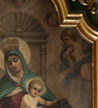 Zdjęcie nr 8: Nastawa architektoniczna, jednoosiowa, jednokondygnacyjna ze zwieńczeniem. Ołtarz drewniany, prostopadłościenny, z drewnianą mensą, ustawiony na profilowanym cokole. Ścianka frontowa ujęta lizenami z płycinami w partii trzonów z akantem. W polu dwie płyciny o fantazyjnej formie wypełnione stylizowanym ornamentem akantowym, flankujące medalion z monogramem Marii. Ścianki boczne dekorowane płycinami. 
Nastawa na cokole z wyodrębnionymi dwoma prostopadłościanami i dwoma skrajnymi konsolami, dekorowana płycinami ze stylizowanym ornamentem. Retabulum ujęte parą kolumn o trzonach kanelowanych w jednej trzeciej wysokości, podtrzymującymi belkowanie o architrawie i fryzie przerwanym nad polem środkowym. Na belkowaniu fragmenty przerwanego, półkolistego przyczółka z siedzącymi puttami. Niemal całe pole główne wypełnione wnęką w formie stojącego prostokąta zamkniętego łukiem półkolistym nadwieszonym, z uskokiem, w profilowanej ramie, z mniejszym obrazem Matki Boskiej Śnieżnej w osobnej ramie. Na konsolach, po bokach nastawy ustawione figury św. Jacka i bł. Czesława. Zwieńczenie w formie zbliżonej do stojącego prostokąta, ujętego spływami wolutowymi, zamkniętego dwiema stykającymi się wolutami oraz dwiema uskrzydlonymi główkami anielskimi w glorii promienistej. W polu obraz św. Antoniego Padewskiego w formie zbliżonej do zwieńczenia, ujęty profilowaną ramą. Struktura polichromowana w kolorze seledynowym, kolumny, profile i ornamentyka złocone. 
