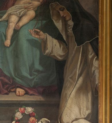 Zdjęcie nr 6: Nastawa architektoniczna, jednoosiowa, jednokondygnacyjna ze zwieńczeniem. Ołtarz drewniany, prostopadłościenny, z drewnianą mensą, ustawiony na profilowanym cokole. Ścianka frontowa ujęta lizenami z płycinami w partii trzonów z akantem. W polu dwie płyciny o fantazyjnej formie wypełnione stylizowanym ornamentem akantowym, flankujące medalion z monogramem Marii. Ścianki boczne dekorowane płycinami. 
Nastawa na cokole z wyodrębnionymi dwoma prostopadłościanami i dwoma skrajnymi konsolami, dekorowana płycinami ze stylizowanym ornamentem. Retabulum ujęte parą kolumn o trzonach kanelowanych w jednej trzeciej wysokości, podtrzymującymi belkowanie o architrawie i fryzie przerwanym nad polem środkowym. Na belkowaniu fragmenty przerwanego, półkolistego przyczółka z siedzącymi puttami. Niemal całe pole główne wypełnione wnęką w formie stojącego prostokąta zamkniętego łukiem półkolistym nadwieszonym, z uskokiem, w profilowanej ramie, z mniejszym obrazem Matki Boskiej Śnieżnej w osobnej ramie. Na konsolach, po bokach nastawy ustawione figury św. Jacka i bł. Czesława. Zwieńczenie w formie zbliżonej do stojącego prostokąta, ujętego spływami wolutowymi, zamkniętego dwiema stykającymi się wolutami oraz dwiema uskrzydlonymi główkami anielskimi w glorii promienistej. W polu obraz św. Antoniego Padewskiego w formie zbliżonej do zwieńczenia, ujęty profilowaną ramą. Struktura polichromowana w kolorze seledynowym, kolumny, profile i ornamentyka złocone. 
