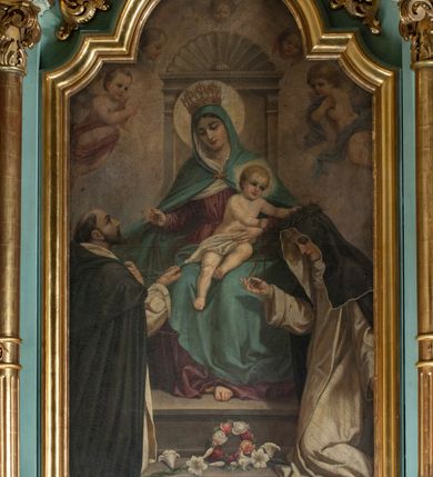 Zdjęcie nr 24: Nastawa architektoniczna, jednoosiowa, jednokondygnacyjna ze zwieńczeniem. Ołtarz drewniany, prostopadłościenny, z drewnianą mensą, ustawiony na profilowanym cokole. Ścianka frontowa ujęta lizenami z płycinami w partii trzonów z akantem. W polu dwie płyciny o fantazyjnej formie wypełnione stylizowanym ornamentem akantowym, flankujące medalion z monogramem Marii. Ścianki boczne dekorowane płycinami. 
Nastawa na cokole z wyodrębnionymi dwoma prostopadłościanami i dwoma skrajnymi konsolami, dekorowana płycinami ze stylizowanym ornamentem. Retabulum ujęte parą kolumn o trzonach kanelowanych w jednej trzeciej wysokości, podtrzymującymi belkowanie o architrawie i fryzie przerwanym nad polem środkowym. Na belkowaniu fragmenty przerwanego, półkolistego przyczółka z siedzącymi puttami. Niemal całe pole główne wypełnione wnęką w formie stojącego prostokąta zamkniętego łukiem półkolistym nadwieszonym, z uskokiem, w profilowanej ramie, z mniejszym obrazem Matki Boskiej Śnieżnej w osobnej ramie. Na konsolach, po bokach nastawy ustawione figury św. Jacka i bł. Czesława. Zwieńczenie w formie zbliżonej do stojącego prostokąta, ujętego spływami wolutowymi, zamkniętego dwiema stykającymi się wolutami oraz dwiema uskrzydlonymi główkami anielskimi w glorii promienistej. W polu obraz św. Antoniego Padewskiego w formie zbliżonej do zwieńczenia, ujęty profilowaną ramą. Struktura polichromowana w kolorze seledynowym, kolumny, profile i ornamentyka złocone. 
