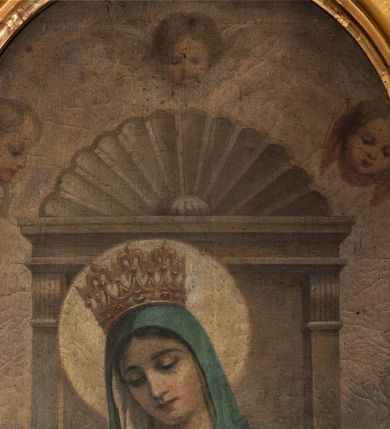 Zdjęcie nr 9: Nastawa architektoniczna, jednoosiowa, jednokondygnacyjna ze zwieńczeniem. Ołtarz drewniany, prostopadłościenny, z drewnianą mensą, ustawiony na profilowanym cokole. Ścianka frontowa ujęta lizenami z płycinami w partii trzonów z akantem. W polu dwie płyciny o fantazyjnej formie wypełnione stylizowanym ornamentem akantowym, flankujące medalion z monogramem Marii. Ścianki boczne dekorowane płycinami. 
Nastawa na cokole z wyodrębnionymi dwoma prostopadłościanami i dwoma skrajnymi konsolami, dekorowana płycinami ze stylizowanym ornamentem. Retabulum ujęte parą kolumn o trzonach kanelowanych w jednej trzeciej wysokości, podtrzymującymi belkowanie o architrawie i fryzie przerwanym nad polem środkowym. Na belkowaniu fragmenty przerwanego, półkolistego przyczółka z siedzącymi puttami. Niemal całe pole główne wypełnione wnęką w formie stojącego prostokąta zamkniętego łukiem półkolistym nadwieszonym, z uskokiem, w profilowanej ramie, z mniejszym obrazem Matki Boskiej Śnieżnej w osobnej ramie. Na konsolach, po bokach nastawy ustawione figury św. Jacka i bł. Czesława. Zwieńczenie w formie zbliżonej do stojącego prostokąta, ujętego spływami wolutowymi, zamkniętego dwiema stykającymi się wolutami oraz dwiema uskrzydlonymi główkami anielskimi w glorii promienistej. W polu obraz św. Antoniego Padewskiego w formie zbliżonej do zwieńczenia, ujęty profilowaną ramą. Struktura polichromowana w kolorze seledynowym, kolumny, profile i ornamentyka złocone. 
