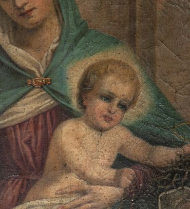 Zdjęcie nr 47: Nastawa architektoniczna, jednoosiowa, jednokondygnacyjna ze zwieńczeniem. Ołtarz drewniany, prostopadłościenny, z drewnianą mensą, ustawiony na profilowanym cokole. Ścianka frontowa ujęta lizenami z płycinami w partii trzonów z akantem. W polu dwie płyciny o fantazyjnej formie wypełnione stylizowanym ornamentem akantowym, flankujące medalion z monogramem Marii. Ścianki boczne dekorowane płycinami. 
Nastawa na cokole z wyodrębnionymi dwoma prostopadłościanami i dwoma skrajnymi konsolami, dekorowana płycinami ze stylizowanym ornamentem. Retabulum ujęte parą kolumn o trzonach kanelowanych w jednej trzeciej wysokości, podtrzymującymi belkowanie o architrawie i fryzie przerwanym nad polem środkowym. Na belkowaniu fragmenty przerwanego, półkolistego przyczółka z siedzącymi puttami. Niemal całe pole główne wypełnione wnęką w formie stojącego prostokąta zamkniętego łukiem półkolistym nadwieszonym, z uskokiem, w profilowanej ramie, z mniejszym obrazem Matki Boskiej Śnieżnej w osobnej ramie. Na konsolach, po bokach nastawy ustawione figury św. Jacka i bł. Czesława. Zwieńczenie w formie zbliżonej do stojącego prostokąta, ujętego spływami wolutowymi, zamkniętego dwiema stykającymi się wolutami oraz dwiema uskrzydlonymi główkami anielskimi w glorii promienistej. W polu obraz św. Antoniego Padewskiego w formie zbliżonej do zwieńczenia, ujęty profilowaną ramą. Struktura polichromowana w kolorze seledynowym, kolumny, profile i ornamentyka złocone. 
