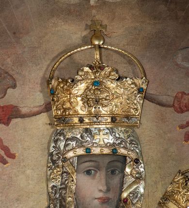 Zdjęcie nr 17: Nastawa architektoniczna, jednoosiowa, jednokondygnacyjna ze zwieńczeniem. Ołtarz drewniany, prostopadłościenny, z drewnianą mensą, ustawiony na profilowanym cokole. Ścianka frontowa ujęta lizenami z płycinami w partii trzonów z akantem. W polu dwie płyciny o fantazyjnej formie wypełnione stylizowanym ornamentem akantowym, flankujące medalion z monogramem Marii. Ścianki boczne dekorowane płycinami. 
Nastawa na cokole z wyodrębnionymi dwoma prostopadłościanami i dwoma skrajnymi konsolami, dekorowana płycinami ze stylizowanym ornamentem. Retabulum ujęte parą kolumn o trzonach kanelowanych w jednej trzeciej wysokości, podtrzymującymi belkowanie o architrawie i fryzie przerwanym nad polem środkowym. Na belkowaniu fragmenty przerwanego, półkolistego przyczółka z siedzącymi puttami. Niemal całe pole główne wypełnione wnęką w formie stojącego prostokąta zamkniętego łukiem półkolistym nadwieszonym, z uskokiem, w profilowanej ramie, z mniejszym obrazem Matki Boskiej Śnieżnej w osobnej ramie. Na konsolach, po bokach nastawy ustawione figury św. Jacka i bł. Czesława. Zwieńczenie w formie zbliżonej do stojącego prostokąta, ujętego spływami wolutowymi, zamkniętego dwiema stykającymi się wolutami oraz dwiema uskrzydlonymi główkami anielskimi w glorii promienistej. W polu obraz św. Antoniego Padewskiego w formie zbliżonej do zwieńczenia, ujęty profilowaną ramą. Struktura polichromowana w kolorze seledynowym, kolumny, profile i ornamentyka złocone. 
