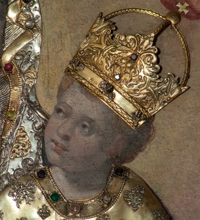 Zdjęcie nr 14: Nastawa architektoniczna, jednoosiowa, jednokondygnacyjna ze zwieńczeniem. Ołtarz drewniany, prostopadłościenny, z drewnianą mensą, ustawiony na profilowanym cokole. Ścianka frontowa ujęta lizenami z płycinami w partii trzonów z akantem. W polu dwie płyciny o fantazyjnej formie wypełnione stylizowanym ornamentem akantowym, flankujące medalion z monogramem Marii. Ścianki boczne dekorowane płycinami. 
Nastawa na cokole z wyodrębnionymi dwoma prostopadłościanami i dwoma skrajnymi konsolami, dekorowana płycinami ze stylizowanym ornamentem. Retabulum ujęte parą kolumn o trzonach kanelowanych w jednej trzeciej wysokości, podtrzymującymi belkowanie o architrawie i fryzie przerwanym nad polem środkowym. Na belkowaniu fragmenty przerwanego, półkolistego przyczółka z siedzącymi puttami. Niemal całe pole główne wypełnione wnęką w formie stojącego prostokąta zamkniętego łukiem półkolistym nadwieszonym, z uskokiem, w profilowanej ramie, z mniejszym obrazem Matki Boskiej Śnieżnej w osobnej ramie. Na konsolach, po bokach nastawy ustawione figury św. Jacka i bł. Czesława. Zwieńczenie w formie zbliżonej do stojącego prostokąta, ujętego spływami wolutowymi, zamkniętego dwiema stykającymi się wolutami oraz dwiema uskrzydlonymi główkami anielskimi w glorii promienistej. W polu obraz św. Antoniego Padewskiego w formie zbliżonej do zwieńczenia, ujęty profilowaną ramą. Struktura polichromowana w kolorze seledynowym, kolumny, profile i ornamentyka złocone. 
