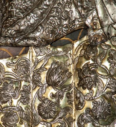 Zdjęcie nr 16: Nastawa architektoniczna, jednoosiowa, jednokondygnacyjna ze zwieńczeniem. Ołtarz drewniany, prostopadłościenny, z drewnianą mensą, ustawiony na profilowanym cokole. Ścianka frontowa ujęta lizenami z płycinami w partii trzonów z akantem. W polu dwie płyciny o fantazyjnej formie wypełnione stylizowanym ornamentem akantowym, flankujące medalion z monogramem Marii. Ścianki boczne dekorowane płycinami. 
Nastawa na cokole z wyodrębnionymi dwoma prostopadłościanami i dwoma skrajnymi konsolami, dekorowana płycinami ze stylizowanym ornamentem. Retabulum ujęte parą kolumn o trzonach kanelowanych w jednej trzeciej wysokości, podtrzymującymi belkowanie o architrawie i fryzie przerwanym nad polem środkowym. Na belkowaniu fragmenty przerwanego, półkolistego przyczółka z siedzącymi puttami. Niemal całe pole główne wypełnione wnęką w formie stojącego prostokąta zamkniętego łukiem półkolistym nadwieszonym, z uskokiem, w profilowanej ramie, z mniejszym obrazem Matki Boskiej Śnieżnej w osobnej ramie. Na konsolach, po bokach nastawy ustawione figury św. Jacka i bł. Czesława. Zwieńczenie w formie zbliżonej do stojącego prostokąta, ujętego spływami wolutowymi, zamkniętego dwiema stykającymi się wolutami oraz dwiema uskrzydlonymi główkami anielskimi w glorii promienistej. W polu obraz św. Antoniego Padewskiego w formie zbliżonej do zwieńczenia, ujęty profilowaną ramą. Struktura polichromowana w kolorze seledynowym, kolumny, profile i ornamentyka złocone. 
