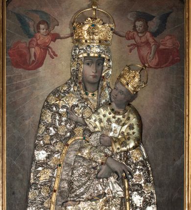 Zdjęcie nr 10: Nastawa architektoniczna, jednoosiowa, jednokondygnacyjna ze zwieńczeniem. Ołtarz drewniany, prostopadłościenny, z drewnianą mensą, ustawiony na profilowanym cokole. Ścianka frontowa ujęta lizenami z płycinami w partii trzonów z akantem. W polu dwie płyciny o fantazyjnej formie wypełnione stylizowanym ornamentem akantowym, flankujące medalion z monogramem Marii. Ścianki boczne dekorowane płycinami. 
Nastawa na cokole z wyodrębnionymi dwoma prostopadłościanami i dwoma skrajnymi konsolami, dekorowana płycinami ze stylizowanym ornamentem. Retabulum ujęte parą kolumn o trzonach kanelowanych w jednej trzeciej wysokości, podtrzymującymi belkowanie o architrawie i fryzie przerwanym nad polem środkowym. Na belkowaniu fragmenty przerwanego, półkolistego przyczółka z siedzącymi puttami. Niemal całe pole główne wypełnione wnęką w formie stojącego prostokąta zamkniętego łukiem półkolistym nadwieszonym, z uskokiem, w profilowanej ramie, z mniejszym obrazem Matki Boskiej Śnieżnej w osobnej ramie. Na konsolach, po bokach nastawy ustawione figury św. Jacka i bł. Czesława. Zwieńczenie w formie zbliżonej do stojącego prostokąta, ujętego spływami wolutowymi, zamkniętego dwiema stykającymi się wolutami oraz dwiema uskrzydlonymi główkami anielskimi w glorii promienistej. W polu obraz św. Antoniego Padewskiego w formie zbliżonej do zwieńczenia, ujęty profilowaną ramą. Struktura polichromowana w kolorze seledynowym, kolumny, profile i ornamentyka złocone. 
