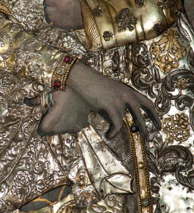 Zdjęcie nr 15: Nastawa architektoniczna, jednoosiowa, jednokondygnacyjna ze zwieńczeniem. Ołtarz drewniany, prostopadłościenny, z drewnianą mensą, ustawiony na profilowanym cokole. Ścianka frontowa ujęta lizenami z płycinami w partii trzonów z akantem. W polu dwie płyciny o fantazyjnej formie wypełnione stylizowanym ornamentem akantowym, flankujące medalion z monogramem Marii. Ścianki boczne dekorowane płycinami. 
Nastawa na cokole z wyodrębnionymi dwoma prostopadłościanami i dwoma skrajnymi konsolami, dekorowana płycinami ze stylizowanym ornamentem. Retabulum ujęte parą kolumn o trzonach kanelowanych w jednej trzeciej wysokości, podtrzymującymi belkowanie o architrawie i fryzie przerwanym nad polem środkowym. Na belkowaniu fragmenty przerwanego, półkolistego przyczółka z siedzącymi puttami. Niemal całe pole główne wypełnione wnęką w formie stojącego prostokąta zamkniętego łukiem półkolistym nadwieszonym, z uskokiem, w profilowanej ramie, z mniejszym obrazem Matki Boskiej Śnieżnej w osobnej ramie. Na konsolach, po bokach nastawy ustawione figury św. Jacka i bł. Czesława. Zwieńczenie w formie zbliżonej do stojącego prostokąta, ujętego spływami wolutowymi, zamkniętego dwiema stykającymi się wolutami oraz dwiema uskrzydlonymi główkami anielskimi w glorii promienistej. W polu obraz św. Antoniego Padewskiego w formie zbliżonej do zwieńczenia, ujęty profilowaną ramą. Struktura polichromowana w kolorze seledynowym, kolumny, profile i ornamentyka złocone. 
