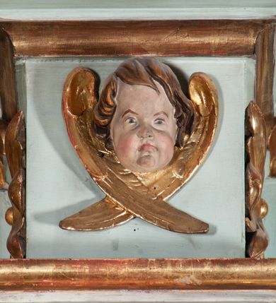 Zdjęcie nr 42: Nastawa architektoniczna, jednoosiowa, jednokondygnacyjna ze zwieńczeniem. Ołtarz drewniany, prostopadłościenny, z drewnianą mensą, ustawiony na profilowanym cokole. Ścianka frontowa ujęta lizenami z płycinami w partii trzonów z akantem. W polu dwie płyciny o fantazyjnej formie wypełnione stylizowanym ornamentem akantowym, flankujące medalion z monogramem Marii. Ścianki boczne dekorowane płycinami. 
Nastawa na cokole z wyodrębnionymi dwoma prostopadłościanami i dwoma skrajnymi konsolami, dekorowana płycinami ze stylizowanym ornamentem. Retabulum ujęte parą kolumn o trzonach kanelowanych w jednej trzeciej wysokości, podtrzymującymi belkowanie o architrawie i fryzie przerwanym nad polem środkowym. Na belkowaniu fragmenty przerwanego, półkolistego przyczółka z siedzącymi puttami. Niemal całe pole główne wypełnione wnęką w formie stojącego prostokąta zamkniętego łukiem półkolistym nadwieszonym, z uskokiem, w profilowanej ramie, z mniejszym obrazem Matki Boskiej Śnieżnej w osobnej ramie. Na konsolach, po bokach nastawy ustawione figury św. Jacka i bł. Czesława. Zwieńczenie w formie zbliżonej do stojącego prostokąta, ujętego spływami wolutowymi, zamkniętego dwiema stykającymi się wolutami oraz dwiema uskrzydlonymi główkami anielskimi w glorii promienistej. W polu obraz św. Antoniego Padewskiego w formie zbliżonej do zwieńczenia, ujęty profilowaną ramą. Struktura polichromowana w kolorze seledynowym, kolumny, profile i ornamentyka złocone. 
