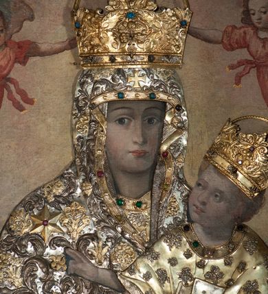 Zdjęcie nr 11: Nastawa architektoniczna, jednoosiowa, jednokondygnacyjna ze zwieńczeniem. Ołtarz drewniany, prostopadłościenny, z drewnianą mensą, ustawiony na profilowanym cokole. Ścianka frontowa ujęta lizenami z płycinami w partii trzonów z akantem. W polu dwie płyciny o fantazyjnej formie wypełnione stylizowanym ornamentem akantowym, flankujące medalion z monogramem Marii. Ścianki boczne dekorowane płycinami. 
Nastawa na cokole z wyodrębnionymi dwoma prostopadłościanami i dwoma skrajnymi konsolami, dekorowana płycinami ze stylizowanym ornamentem. Retabulum ujęte parą kolumn o trzonach kanelowanych w jednej trzeciej wysokości, podtrzymującymi belkowanie o architrawie i fryzie przerwanym nad polem środkowym. Na belkowaniu fragmenty przerwanego, półkolistego przyczółka z siedzącymi puttami. Niemal całe pole główne wypełnione wnęką w formie stojącego prostokąta zamkniętego łukiem półkolistym nadwieszonym, z uskokiem, w profilowanej ramie, z mniejszym obrazem Matki Boskiej Śnieżnej w osobnej ramie. Na konsolach, po bokach nastawy ustawione figury św. Jacka i bł. Czesława. Zwieńczenie w formie zbliżonej do stojącego prostokąta, ujętego spływami wolutowymi, zamkniętego dwiema stykającymi się wolutami oraz dwiema uskrzydlonymi główkami anielskimi w glorii promienistej. W polu obraz św. Antoniego Padewskiego w formie zbliżonej do zwieńczenia, ujęty profilowaną ramą. Struktura polichromowana w kolorze seledynowym, kolumny, profile i ornamentyka złocone. 
