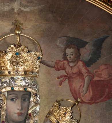 Zdjęcie nr 19: Nastawa architektoniczna, jednoosiowa, jednokondygnacyjna ze zwieńczeniem. Ołtarz drewniany, prostopadłościenny, z drewnianą mensą, ustawiony na profilowanym cokole. Ścianka frontowa ujęta lizenami z płycinami w partii trzonów z akantem. W polu dwie płyciny o fantazyjnej formie wypełnione stylizowanym ornamentem akantowym, flankujące medalion z monogramem Marii. Ścianki boczne dekorowane płycinami. 
Nastawa na cokole z wyodrębnionymi dwoma prostopadłościanami i dwoma skrajnymi konsolami, dekorowana płycinami ze stylizowanym ornamentem. Retabulum ujęte parą kolumn o trzonach kanelowanych w jednej trzeciej wysokości, podtrzymującymi belkowanie o architrawie i fryzie przerwanym nad polem środkowym. Na belkowaniu fragmenty przerwanego, półkolistego przyczółka z siedzącymi puttami. Niemal całe pole główne wypełnione wnęką w formie stojącego prostokąta zamkniętego łukiem półkolistym nadwieszonym, z uskokiem, w profilowanej ramie, z mniejszym obrazem Matki Boskiej Śnieżnej w osobnej ramie. Na konsolach, po bokach nastawy ustawione figury św. Jacka i bł. Czesława. Zwieńczenie w formie zbliżonej do stojącego prostokąta, ujętego spływami wolutowymi, zamkniętego dwiema stykającymi się wolutami oraz dwiema uskrzydlonymi główkami anielskimi w glorii promienistej. W polu obraz św. Antoniego Padewskiego w formie zbliżonej do zwieńczenia, ujęty profilowaną ramą. Struktura polichromowana w kolorze seledynowym, kolumny, profile i ornamentyka złocone. 
