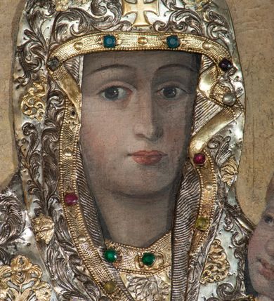 Zdjęcie nr 12: Nastawa architektoniczna, jednoosiowa, jednokondygnacyjna ze zwieńczeniem. Ołtarz drewniany, prostopadłościenny, z drewnianą mensą, ustawiony na profilowanym cokole. Ścianka frontowa ujęta lizenami z płycinami w partii trzonów z akantem. W polu dwie płyciny o fantazyjnej formie wypełnione stylizowanym ornamentem akantowym, flankujące medalion z monogramem Marii. Ścianki boczne dekorowane płycinami. 
Nastawa na cokole z wyodrębnionymi dwoma prostopadłościanami i dwoma skrajnymi konsolami, dekorowana płycinami ze stylizowanym ornamentem. Retabulum ujęte parą kolumn o trzonach kanelowanych w jednej trzeciej wysokości, podtrzymującymi belkowanie o architrawie i fryzie przerwanym nad polem środkowym. Na belkowaniu fragmenty przerwanego, półkolistego przyczółka z siedzącymi puttami. Niemal całe pole główne wypełnione wnęką w formie stojącego prostokąta zamkniętego łukiem półkolistym nadwieszonym, z uskokiem, w profilowanej ramie, z mniejszym obrazem Matki Boskiej Śnieżnej w osobnej ramie. Na konsolach, po bokach nastawy ustawione figury św. Jacka i bł. Czesława. Zwieńczenie w formie zbliżonej do stojącego prostokąta, ujętego spływami wolutowymi, zamkniętego dwiema stykającymi się wolutami oraz dwiema uskrzydlonymi główkami anielskimi w glorii promienistej. W polu obraz św. Antoniego Padewskiego w formie zbliżonej do zwieńczenia, ujęty profilowaną ramą. Struktura polichromowana w kolorze seledynowym, kolumny, profile i ornamentyka złocone. 
