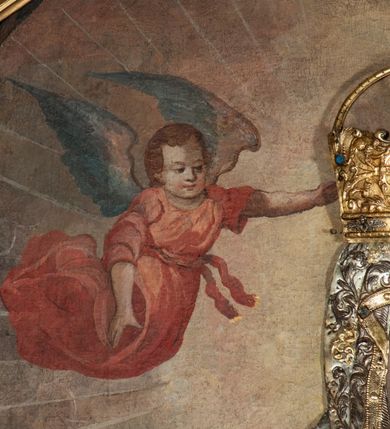 Zdjęcie nr 18: Nastawa architektoniczna, jednoosiowa, jednokondygnacyjna ze zwieńczeniem. Ołtarz drewniany, prostopadłościenny, z drewnianą mensą, ustawiony na profilowanym cokole. Ścianka frontowa ujęta lizenami z płycinami w partii trzonów z akantem. W polu dwie płyciny o fantazyjnej formie wypełnione stylizowanym ornamentem akantowym, flankujące medalion z monogramem Marii. Ścianki boczne dekorowane płycinami. 
Nastawa na cokole z wyodrębnionymi dwoma prostopadłościanami i dwoma skrajnymi konsolami, dekorowana płycinami ze stylizowanym ornamentem. Retabulum ujęte parą kolumn o trzonach kanelowanych w jednej trzeciej wysokości, podtrzymującymi belkowanie o architrawie i fryzie przerwanym nad polem środkowym. Na belkowaniu fragmenty przerwanego, półkolistego przyczółka z siedzącymi puttami. Niemal całe pole główne wypełnione wnęką w formie stojącego prostokąta zamkniętego łukiem półkolistym nadwieszonym, z uskokiem, w profilowanej ramie, z mniejszym obrazem Matki Boskiej Śnieżnej w osobnej ramie. Na konsolach, po bokach nastawy ustawione figury św. Jacka i bł. Czesława. Zwieńczenie w formie zbliżonej do stojącego prostokąta, ujętego spływami wolutowymi, zamkniętego dwiema stykającymi się wolutami oraz dwiema uskrzydlonymi główkami anielskimi w glorii promienistej. W polu obraz św. Antoniego Padewskiego w formie zbliżonej do zwieńczenia, ujęty profilowaną ramą. Struktura polichromowana w kolorze seledynowym, kolumny, profile i ornamentyka złocone. 
