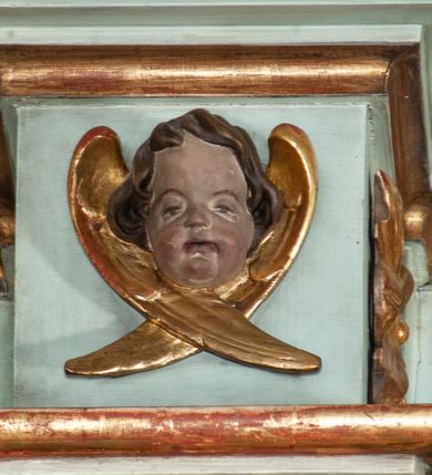 Zdjęcie nr 41: Nastawa architektoniczna, jednoosiowa, jednokondygnacyjna ze zwieńczeniem. Ołtarz drewniany, prostopadłościenny, z drewnianą mensą, ustawiony na profilowanym cokole. Ścianka frontowa ujęta lizenami z płycinami w partii trzonów z akantem. W polu dwie płyciny o fantazyjnej formie wypełnione stylizowanym ornamentem akantowym, flankujące medalion z monogramem Marii. Ścianki boczne dekorowane płycinami. 
Nastawa na cokole z wyodrębnionymi dwoma prostopadłościanami i dwoma skrajnymi konsolami, dekorowana płycinami ze stylizowanym ornamentem. Retabulum ujęte parą kolumn o trzonach kanelowanych w jednej trzeciej wysokości, podtrzymującymi belkowanie o architrawie i fryzie przerwanym nad polem środkowym. Na belkowaniu fragmenty przerwanego, półkolistego przyczółka z siedzącymi puttami. Niemal całe pole główne wypełnione wnęką w formie stojącego prostokąta zamkniętego łukiem półkolistym nadwieszonym, z uskokiem, w profilowanej ramie, z mniejszym obrazem Matki Boskiej Śnieżnej w osobnej ramie. Na konsolach, po bokach nastawy ustawione figury św. Jacka i bł. Czesława. Zwieńczenie w formie zbliżonej do stojącego prostokąta, ujętego spływami wolutowymi, zamkniętego dwiema stykającymi się wolutami oraz dwiema uskrzydlonymi główkami anielskimi w glorii promienistej. W polu obraz św. Antoniego Padewskiego w formie zbliżonej do zwieńczenia, ujęty profilowaną ramą. Struktura polichromowana w kolorze seledynowym, kolumny, profile i ornamentyka złocone. 
