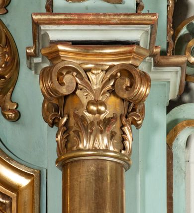 Zdjęcie nr 39: Nastawa architektoniczna, jednoosiowa, jednokondygnacyjna ze zwieńczeniem. Ołtarz drewniany, prostopadłościenny, z drewnianą mensą, ustawiony na profilowanym cokole. Ścianka frontowa ujęta lizenami z płycinami w partii trzonów z akantem. W polu dwie płyciny o fantazyjnej formie wypełnione stylizowanym ornamentem akantowym, flankujące medalion z monogramem Marii. Ścianki boczne dekorowane płycinami. 
Nastawa na cokole z wyodrębnionymi dwoma prostopadłościanami i dwoma skrajnymi konsolami, dekorowana płycinami ze stylizowanym ornamentem. Retabulum ujęte parą kolumn o trzonach kanelowanych w jednej trzeciej wysokości, podtrzymującymi belkowanie o architrawie i fryzie przerwanym nad polem środkowym. Na belkowaniu fragmenty przerwanego, półkolistego przyczółka z siedzącymi puttami. Niemal całe pole główne wypełnione wnęką w formie stojącego prostokąta zamkniętego łukiem półkolistym nadwieszonym, z uskokiem, w profilowanej ramie, z mniejszym obrazem Matki Boskiej Śnieżnej w osobnej ramie. Na konsolach, po bokach nastawy ustawione figury św. Jacka i bł. Czesława. Zwieńczenie w formie zbliżonej do stojącego prostokąta, ujętego spływami wolutowymi, zamkniętego dwiema stykającymi się wolutami oraz dwiema uskrzydlonymi główkami anielskimi w glorii promienistej. W polu obraz św. Antoniego Padewskiego w formie zbliżonej do zwieńczenia, ujęty profilowaną ramą. Struktura polichromowana w kolorze seledynowym, kolumny, profile i ornamentyka złocone. 
