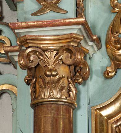 Zdjęcie nr 40: Nastawa architektoniczna, jednoosiowa, jednokondygnacyjna ze zwieńczeniem. Ołtarz drewniany, prostopadłościenny, z drewnianą mensą, ustawiony na profilowanym cokole. Ścianka frontowa ujęta lizenami z płycinami w partii trzonów z akantem. W polu dwie płyciny o fantazyjnej formie wypełnione stylizowanym ornamentem akantowym, flankujące medalion z monogramem Marii. Ścianki boczne dekorowane płycinami. 
Nastawa na cokole z wyodrębnionymi dwoma prostopadłościanami i dwoma skrajnymi konsolami, dekorowana płycinami ze stylizowanym ornamentem. Retabulum ujęte parą kolumn o trzonach kanelowanych w jednej trzeciej wysokości, podtrzymującymi belkowanie o architrawie i fryzie przerwanym nad polem środkowym. Na belkowaniu fragmenty przerwanego, półkolistego przyczółka z siedzącymi puttami. Niemal całe pole główne wypełnione wnęką w formie stojącego prostokąta zamkniętego łukiem półkolistym nadwieszonym, z uskokiem, w profilowanej ramie, z mniejszym obrazem Matki Boskiej Śnieżnej w osobnej ramie. Na konsolach, po bokach nastawy ustawione figury św. Jacka i bł. Czesława. Zwieńczenie w formie zbliżonej do stojącego prostokąta, ujętego spływami wolutowymi, zamkniętego dwiema stykającymi się wolutami oraz dwiema uskrzydlonymi główkami anielskimi w glorii promienistej. W polu obraz św. Antoniego Padewskiego w formie zbliżonej do zwieńczenia, ujęty profilowaną ramą. Struktura polichromowana w kolorze seledynowym, kolumny, profile i ornamentyka złocone. 
