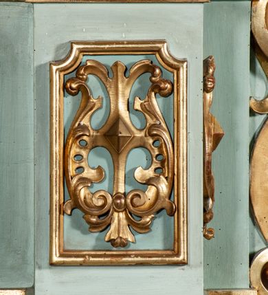 Zdjęcie nr 44: Nastawa architektoniczna, jednoosiowa, jednokondygnacyjna ze zwieńczeniem. Ołtarz drewniany, prostopadłościenny, z drewnianą mensą, ustawiony na profilowanym cokole. Ścianka frontowa ujęta lizenami z płycinami w partii trzonów z akantem. W polu dwie płyciny o fantazyjnej formie wypełnione stylizowanym ornamentem akantowym, flankujące medalion z monogramem Marii. Ścianki boczne dekorowane płycinami. 
Nastawa na cokole z wyodrębnionymi dwoma prostopadłościanami i dwoma skrajnymi konsolami, dekorowana płycinami ze stylizowanym ornamentem. Retabulum ujęte parą kolumn o trzonach kanelowanych w jednej trzeciej wysokości, podtrzymującymi belkowanie o architrawie i fryzie przerwanym nad polem środkowym. Na belkowaniu fragmenty przerwanego, półkolistego przyczółka z siedzącymi puttami. Niemal całe pole główne wypełnione wnęką w formie stojącego prostokąta zamkniętego łukiem półkolistym nadwieszonym, z uskokiem, w profilowanej ramie, z mniejszym obrazem Matki Boskiej Śnieżnej w osobnej ramie. Na konsolach, po bokach nastawy ustawione figury św. Jacka i bł. Czesława. Zwieńczenie w formie zbliżonej do stojącego prostokąta, ujętego spływami wolutowymi, zamkniętego dwiema stykającymi się wolutami oraz dwiema uskrzydlonymi główkami anielskimi w glorii promienistej. W polu obraz św. Antoniego Padewskiego w formie zbliżonej do zwieńczenia, ujęty profilowaną ramą. Struktura polichromowana w kolorze seledynowym, kolumny, profile i ornamentyka złocone. 
