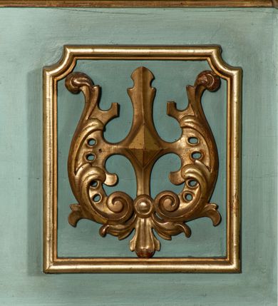 Zdjęcie nr 43: Nastawa architektoniczna, jednoosiowa, jednokondygnacyjna ze zwieńczeniem. Ołtarz drewniany, prostopadłościenny, z drewnianą mensą, ustawiony na profilowanym cokole. Ścianka frontowa ujęta lizenami z płycinami w partii trzonów z akantem. W polu dwie płyciny o fantazyjnej formie wypełnione stylizowanym ornamentem akantowym, flankujące medalion z monogramem Marii. Ścianki boczne dekorowane płycinami. 
Nastawa na cokole z wyodrębnionymi dwoma prostopadłościanami i dwoma skrajnymi konsolami, dekorowana płycinami ze stylizowanym ornamentem. Retabulum ujęte parą kolumn o trzonach kanelowanych w jednej trzeciej wysokości, podtrzymującymi belkowanie o architrawie i fryzie przerwanym nad polem środkowym. Na belkowaniu fragmenty przerwanego, półkolistego przyczółka z siedzącymi puttami. Niemal całe pole główne wypełnione wnęką w formie stojącego prostokąta zamkniętego łukiem półkolistym nadwieszonym, z uskokiem, w profilowanej ramie, z mniejszym obrazem Matki Boskiej Śnieżnej w osobnej ramie. Na konsolach, po bokach nastawy ustawione figury św. Jacka i bł. Czesława. Zwieńczenie w formie zbliżonej do stojącego prostokąta, ujętego spływami wolutowymi, zamkniętego dwiema stykającymi się wolutami oraz dwiema uskrzydlonymi główkami anielskimi w glorii promienistej. W polu obraz św. Antoniego Padewskiego w formie zbliżonej do zwieńczenia, ujęty profilowaną ramą. Struktura polichromowana w kolorze seledynowym, kolumny, profile i ornamentyka złocone. 
