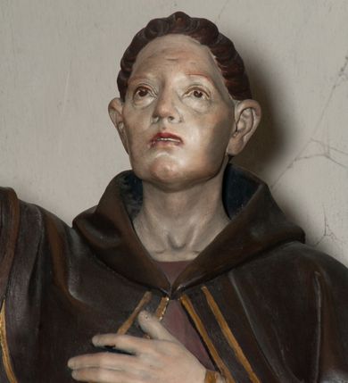 Zdjęcie nr 26: Nastawa architektoniczna, jednoosiowa, jednokondygnacyjna ze zwieńczeniem. Ołtarz drewniany, prostopadłościenny, z drewnianą mensą, ustawiony na profilowanym cokole. Ścianka frontowa ujęta lizenami z płycinami w partii trzonów z akantem. W polu dwie płyciny o fantazyjnej formie wypełnione stylizowanym ornamentem akantowym, flankujące medalion z monogramem Marii. Ścianki boczne dekorowane płycinami. 
Nastawa na cokole z wyodrębnionymi dwoma prostopadłościanami i dwoma skrajnymi konsolami, dekorowana płycinami ze stylizowanym ornamentem. Retabulum ujęte parą kolumn o trzonach kanelowanych w jednej trzeciej wysokości, podtrzymującymi belkowanie o architrawie i fryzie przerwanym nad polem środkowym. Na belkowaniu fragmenty przerwanego, półkolistego przyczółka z siedzącymi puttami. Niemal całe pole główne wypełnione wnęką w formie stojącego prostokąta zamkniętego łukiem półkolistym nadwieszonym, z uskokiem, w profilowanej ramie, z mniejszym obrazem Matki Boskiej Śnieżnej w osobnej ramie. Na konsolach, po bokach nastawy ustawione figury św. Jacka i bł. Czesława. Zwieńczenie w formie zbliżonej do stojącego prostokąta, ujętego spływami wolutowymi, zamkniętego dwiema stykającymi się wolutami oraz dwiema uskrzydlonymi główkami anielskimi w glorii promienistej. W polu obraz św. Antoniego Padewskiego w formie zbliżonej do zwieńczenia, ujęty profilowaną ramą. Struktura polichromowana w kolorze seledynowym, kolumny, profile i ornamentyka złocone. 
