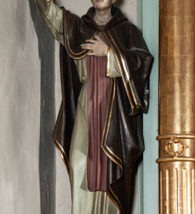 Zdjęcie nr 25: Nastawa architektoniczna, jednoosiowa, jednokondygnacyjna ze zwieńczeniem. Ołtarz drewniany, prostopadłościenny, z drewnianą mensą, ustawiony na profilowanym cokole. Ścianka frontowa ujęta lizenami z płycinami w partii trzonów z akantem. W polu dwie płyciny o fantazyjnej formie wypełnione stylizowanym ornamentem akantowym, flankujące medalion z monogramem Marii. Ścianki boczne dekorowane płycinami. 
Nastawa na cokole z wyodrębnionymi dwoma prostopadłościanami i dwoma skrajnymi konsolami, dekorowana płycinami ze stylizowanym ornamentem. Retabulum ujęte parą kolumn o trzonach kanelowanych w jednej trzeciej wysokości, podtrzymującymi belkowanie o architrawie i fryzie przerwanym nad polem środkowym. Na belkowaniu fragmenty przerwanego, półkolistego przyczółka z siedzącymi puttami. Niemal całe pole główne wypełnione wnęką w formie stojącego prostokąta zamkniętego łukiem półkolistym nadwieszonym, z uskokiem, w profilowanej ramie, z mniejszym obrazem Matki Boskiej Śnieżnej w osobnej ramie. Na konsolach, po bokach nastawy ustawione figury św. Jacka i bł. Czesława. Zwieńczenie w formie zbliżonej do stojącego prostokąta, ujętego spływami wolutowymi, zamkniętego dwiema stykającymi się wolutami oraz dwiema uskrzydlonymi główkami anielskimi w glorii promienistej. W polu obraz św. Antoniego Padewskiego w formie zbliżonej do zwieńczenia, ujęty profilowaną ramą. Struktura polichromowana w kolorze seledynowym, kolumny, profile i ornamentyka złocone. 
